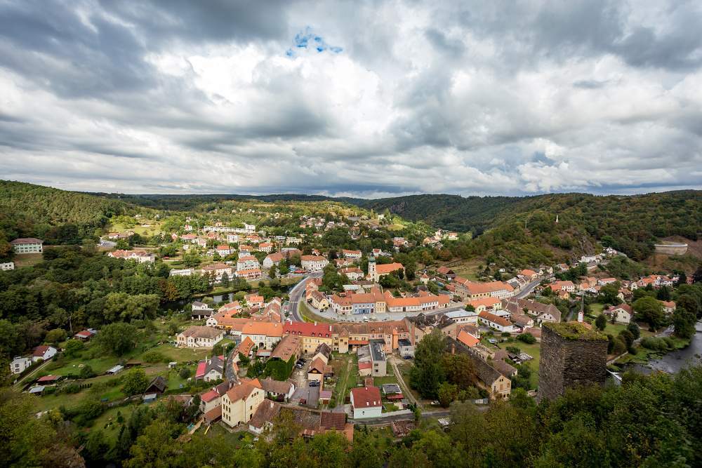 Pohled z vranovského zámku na celou vesnici Vranov nad Dyjí
